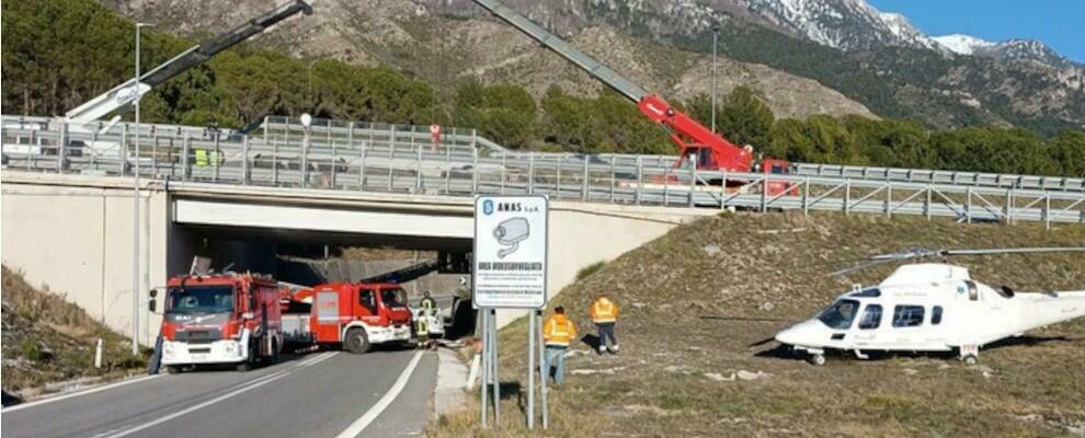 Tragedia sulla A2 in Calabria: tir si ribalta, morto il conducente
