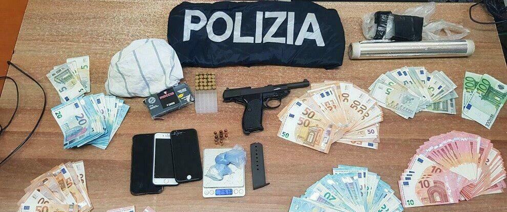 Armi e droga nascosti in uno scaffale del negozio, un arresto in Calabria