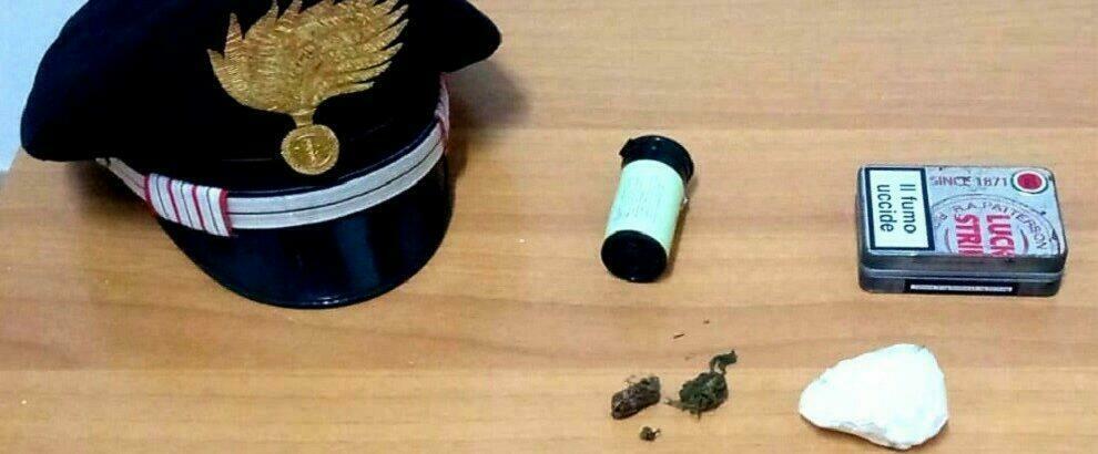 Lanciano la droga dall’auto in corsa, due arresti nel crotonese