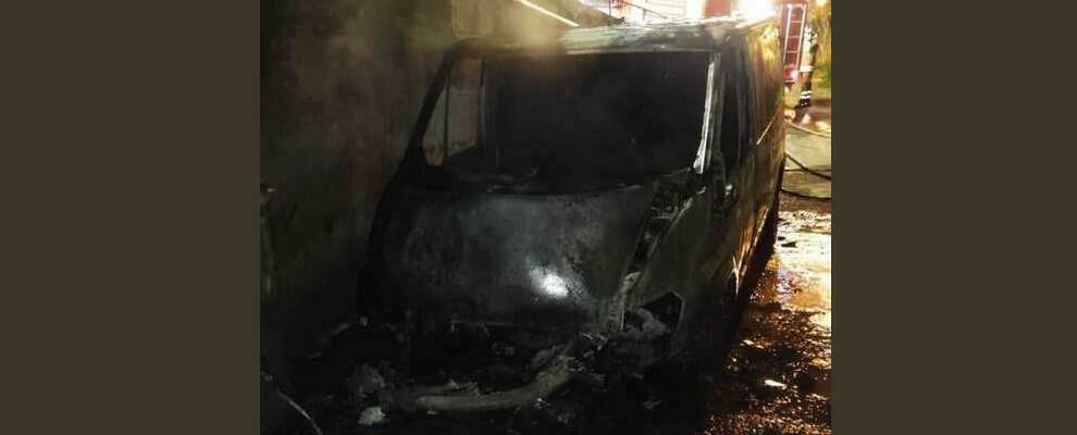Calabria, veicolo aziendale distrutto dalle fiamme: ipotesi dolo