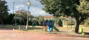Cani randagi invadono il parco giochi di Caulonia. Passanti in fuga item-thumbnail