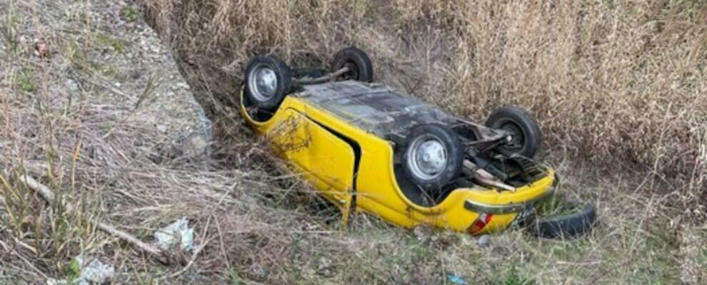 Perde il controllo dell’auto e finisce in un fossato, morto un anziano nel cosentino