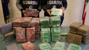 445 kg di cocaina nascosti tra il caffè. La guardia di finanza arresta un uomo item-thumbnail