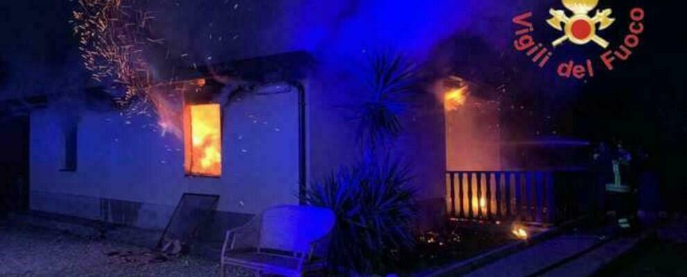 Scoppia incendio in un’abitazione nel catanzarese, indagano i carabinieri