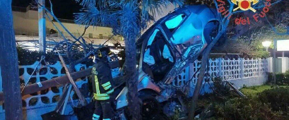Perde il controllo dell’auto che si incastra tra due alberi: morto un 24enne in Calabria