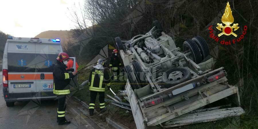 Perde il controllo del furgone che si ribalta lungo la carreggiata