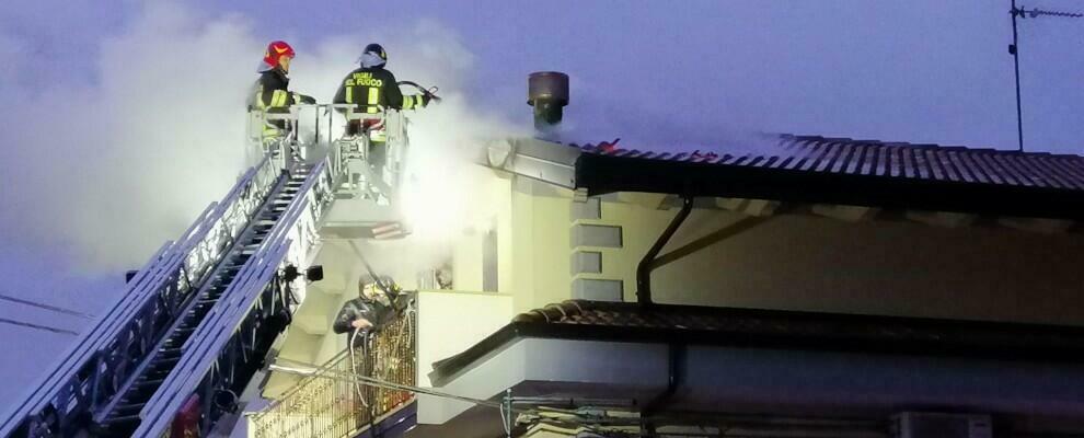 In fiamme il tetto di un’abitazione nel vibonese, vigili del fuoco al lavoro