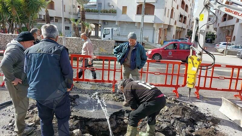 Operai del comune di  Caulonia al lavoro per riparare la condotta di Via Castelvetere
