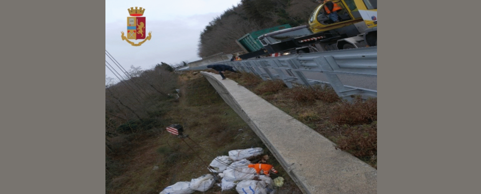 Rifiuti cimiteriali abbandonati lungo l’autostrada A2 del Mediterraneo, tre persone segnalate