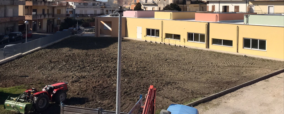 Lavori in corso nei giardini della scuola di Gioiosa Ionica