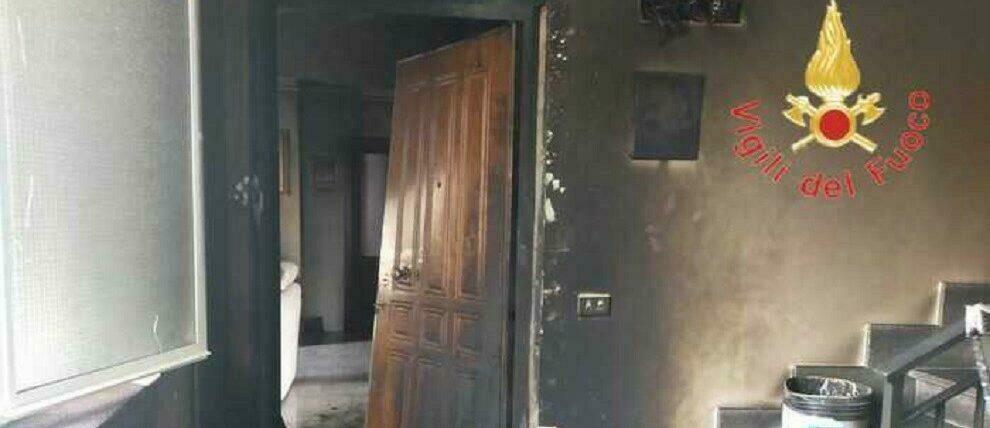 Calabria: incendio in un appartamento, occupanti si rifugiano sul balcone in attesa dei soccorsi