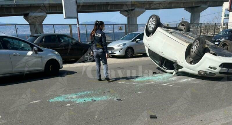 Paura a Reggio Calabria, si schianta in auto contro un veicolo in sosta e si ribalta