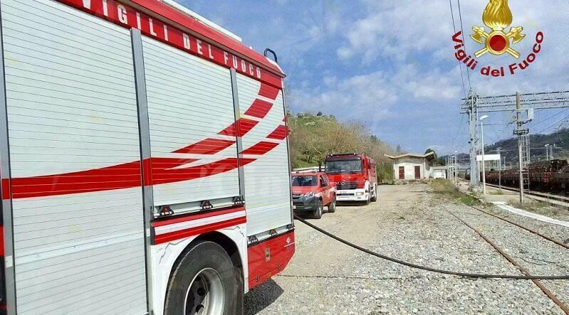 Vagone di un treno prende fuoco in Calabria, intervengono i vigili del fuoco