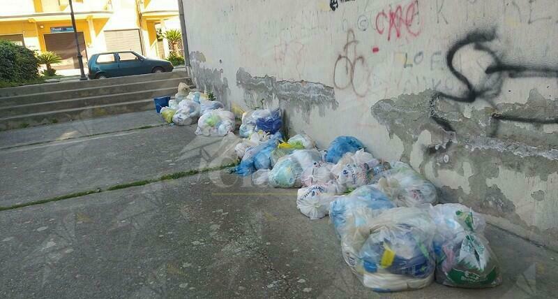 La segnalazione del lettore: “A Caulonia piazza Bottari diventa una discarica”