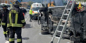 Auto con a bordo due bambini si ribalta su un fianco item-thumbnail