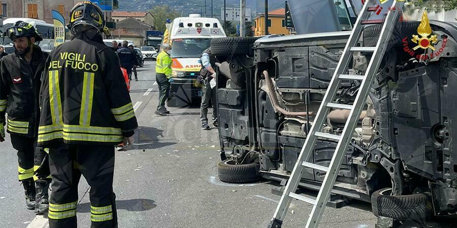 Auto con a bordo due bambini si ribalta su un fianco