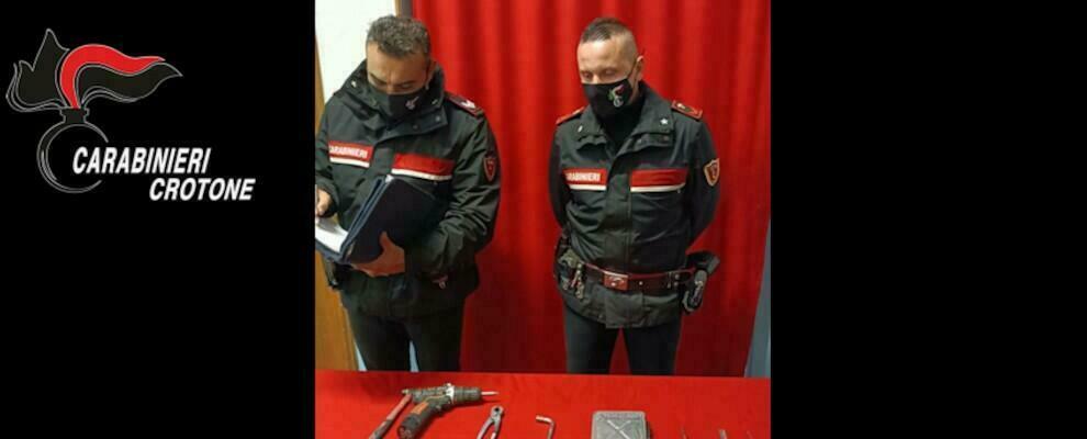 Calabria, rubano un’auto ma vengono acciuffati dai carabinieri: scattano le manette per i “ladri delle Panda”