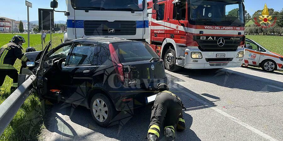 Scontro frontale auto – camion, interviene l’eliambulanza