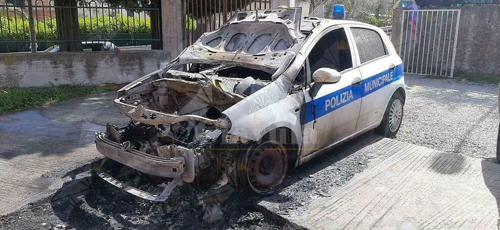 Auto della polizia municipale incendiata a San Giorgio Morgeto, arrestato il presunto autore