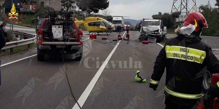 Grave incidente stradale tra due furgoni, interviene l’elisoccorso