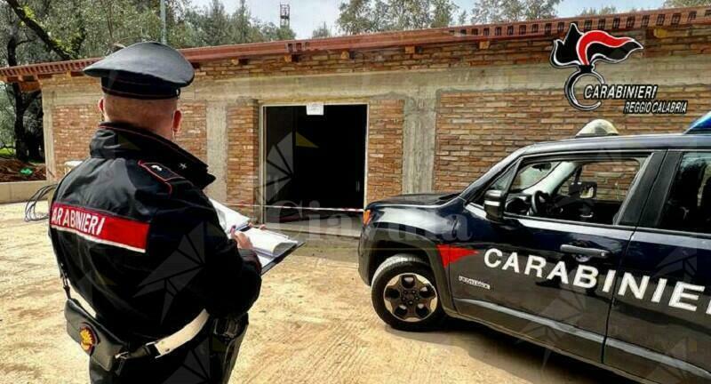Sequestrato in Calabria un cantiere edile abusivo, denunciate tre persone