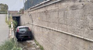 Caulonia, auto finisce in un canalone item-thumbnail