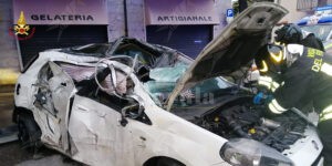 Perde il controllo dell’auto che si schianta contro un palo della luce e si ribalta item-thumbnail