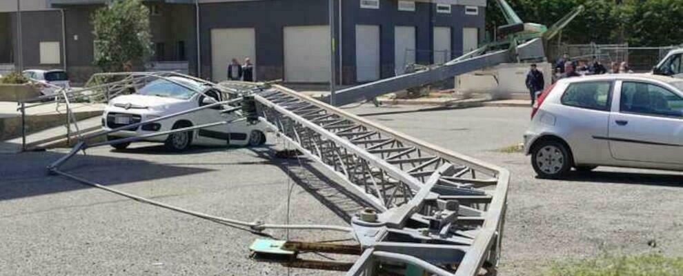 Tragedia sfiorata a Crotone, crolla gru e distrugge alcune auto in sosta