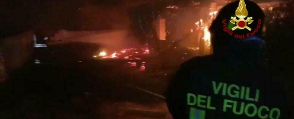 Fiamme in un’azienda agricola calabrese: indagano i carabinieri