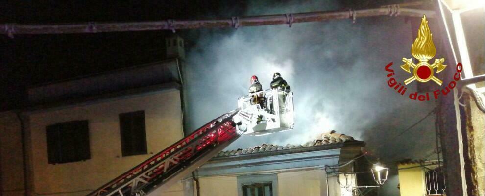 Calabria, nella notte in fiamme un appartamento: intervengono i vigili del fuoco