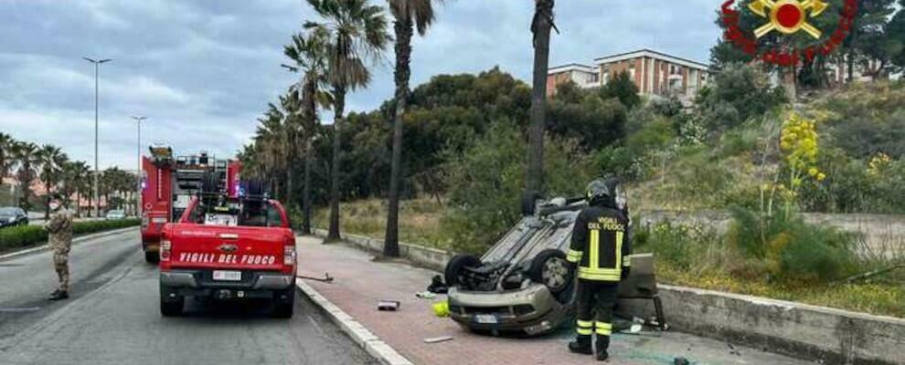 Calabria, si ribaltano con l’auto dopo aver divelto un cartellone pubblicitario: feriti 4 giovani