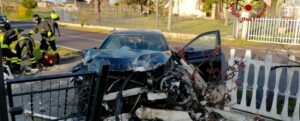 Auto fuori controllo abbatte una colonnina del gas e finisce contro una recinzione: ferita una donna item-thumbnail