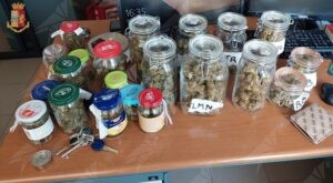 Nasconde in casa 500 grammi di marijuana, arrestato item-thumbnail