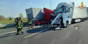 Terribile incidente stradale tra mezzi pesanti in autostrada item-thumbnail