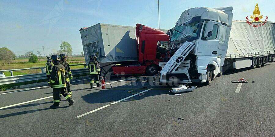 Terribile incidente stradale tra mezzi pesanti in autostrada