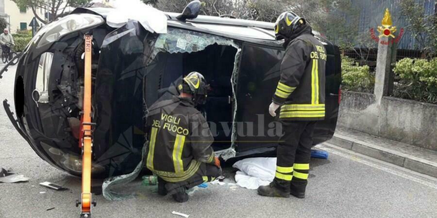 Perde il controllo dell’auto che si ribalta su un fianco. Estratta dalle lamiere dai vigili del fuoco