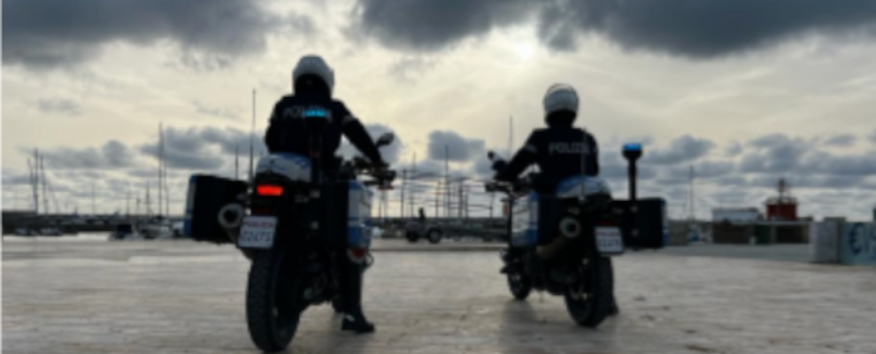 Motociclista a folle velocità sul lungomare di Crotone incurante dei passanti. La polizia lo arresta