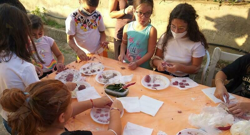 Al via il progetto della coop Sankara “Salviamo la Terra”. Primo appuntamento con “l’orto in bottiglia” per i bambini della Locride