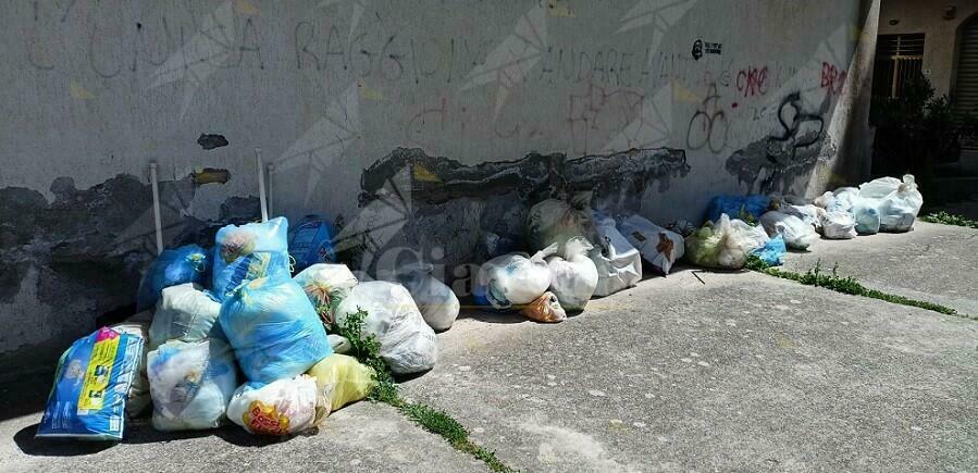 Piazza Bottari a Caulonia continua ad essere una discarica per incivili