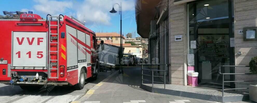 Caulonia marina: si apre voragine per strada, sprofonda furgone