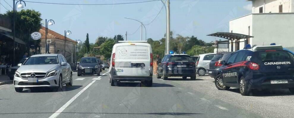 Auto travolge farmacista a Riace marina