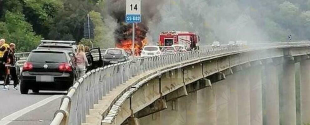Camioncino prende fuoco sulla SGC Ionio-Tirreno