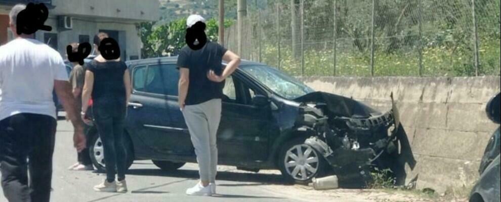 Incidente in via Magna Grecia a Siderno: auto finisce contro un muro