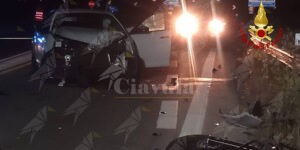 Tremendo scontro frontale tra un’auto ed una moto. Perde la vita un uomo, ferita gravemente la moglie item-thumbnail