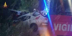 Scontro frontale tra auto. Tre persone estratte dalle lamiere dai vigili del fuoco item-thumbnail