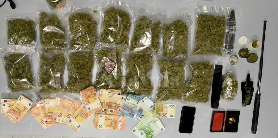Trovato in possesso di 1,6 kg di marijuana, arrestato