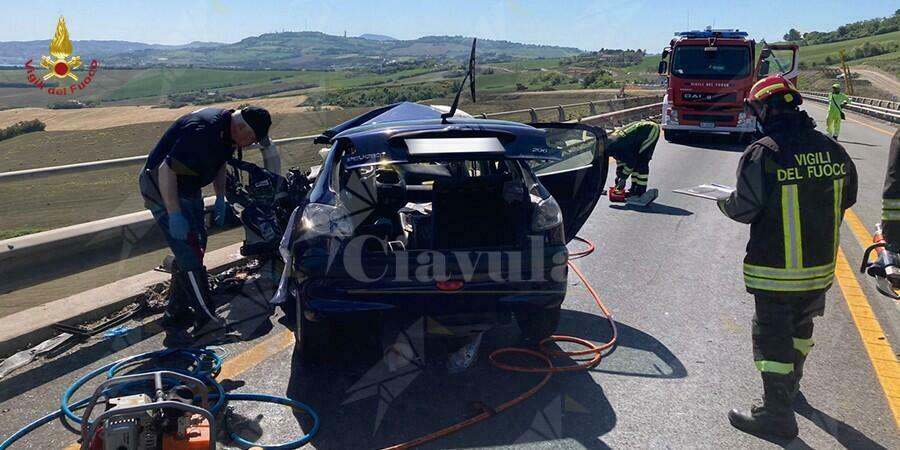 Scontro frontale tra un tir e un’auto, interviene l’eliambulanza