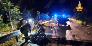 Tremendo scontro tra un furgone ed una moto, un morto e tre feriti item-thumbnail