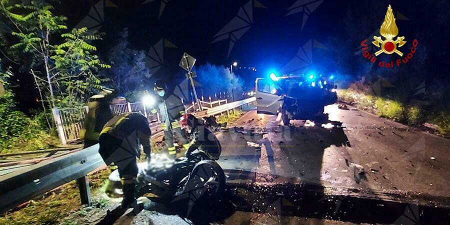 Tremendo scontro tra un furgone ed una moto, un morto e tre feriti