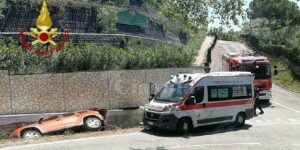 Perde il controllo dell’auto che finisce in un canale di scolo item-thumbnail